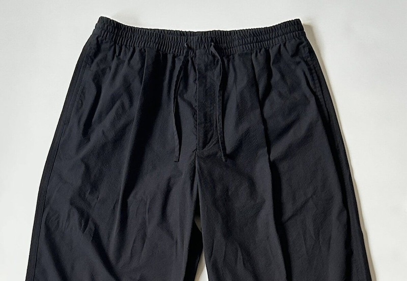 【GU×EGコラボが話題】2990円の夏パンツは買い?2ヶ月着倒して本音レビュー!部屋着感覚で穿けるのにスラックス見えする夏服の最適解だった