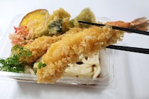 【角上魚類】海鮮天ぷらうどん、カレーを実食！「魚屋のこれウマいに決まってる」絶対買うべき夏の新惣菜