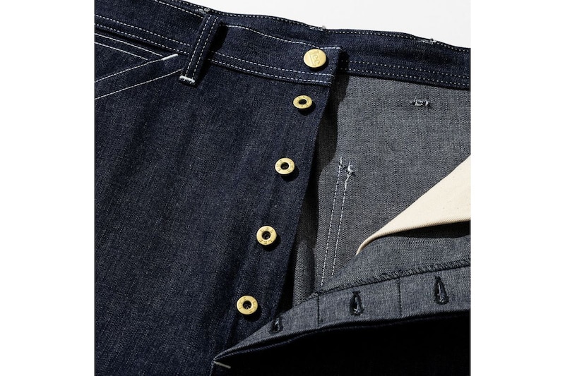 トップボタンには"ロングL"刻印入りボタン、そのほかはLee刻印入りドーナツボタンを採用