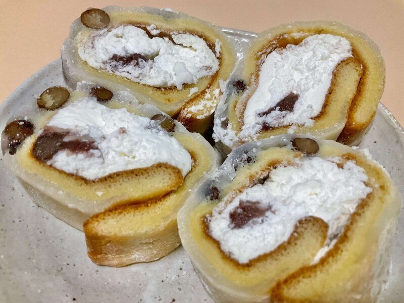 ローソン、塩豆大福仕立てのもち食感ロール