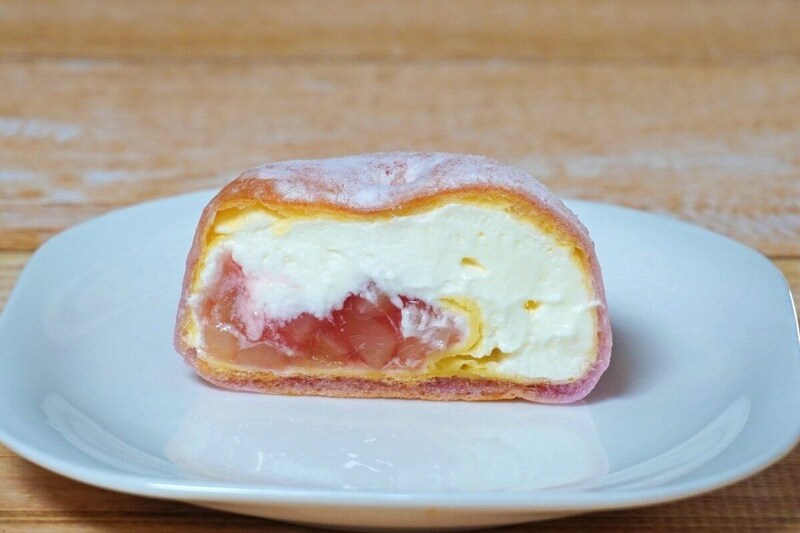 薄皮の中は隙間なく桃とホイップクリームがぎっしり。