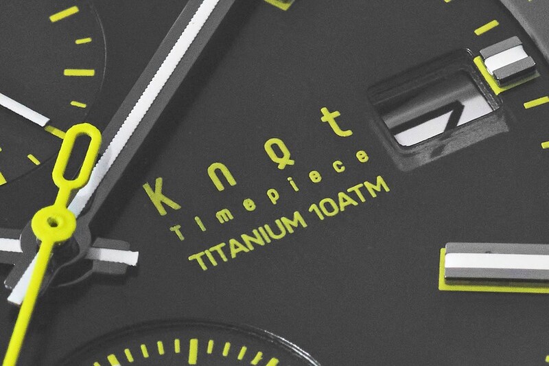 3時位置にあるKnotのブランドネームや機能表示も“アドバンスイエロー”に