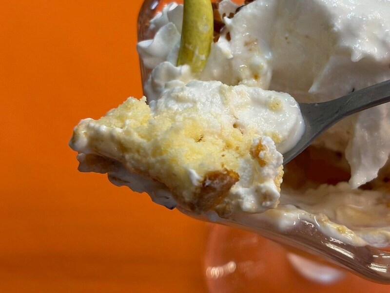 スポンジケーキやコーンフレーク、ホイップが合わさっていて、まるでバナナケーキのような仕立てに
