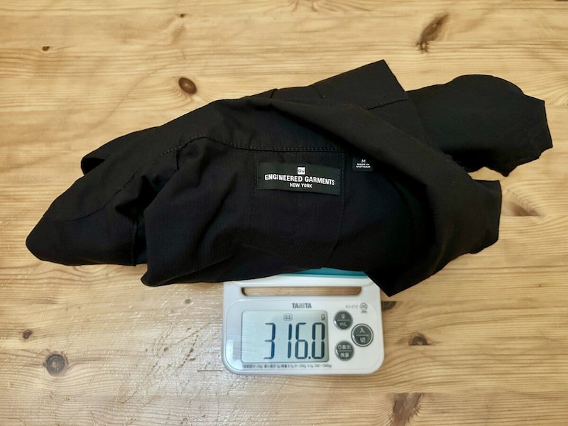 実際にスケールで量ってみたところ、なんとわずか316g。手に持った瞬間「軽っ」と声が出るほど