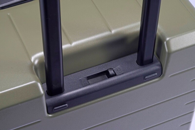 電車内や傾斜のある場所で不意な移動を防ぐ「キャスターストッパー」を新搭載