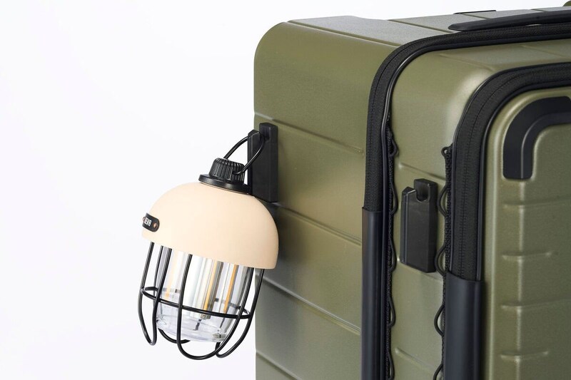 本体側面に、底足兼ちょっとした荷物を掛けられる「グライドフック」を新たに装備