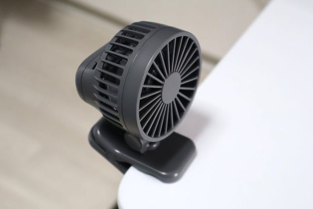 テーブルに挟んでも使える