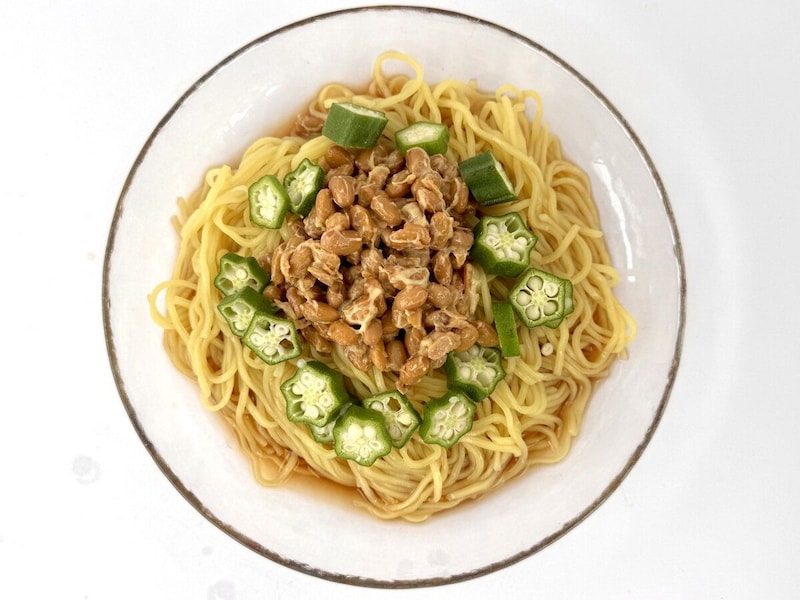 藤原製麺
二夜干しざるラーメン 鰹昆布だしつゆ／夏のカンタンちょい足しアレンジ「納豆＋オクラ」