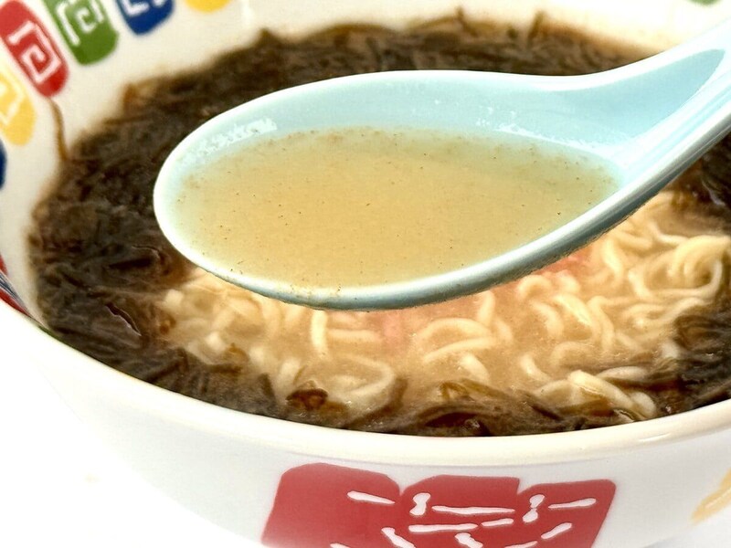 ヒガシフーズ
沖縄丸豚ラーメン／つるみのあるちぢれ麺に、あっさりかつおスープがよく絡む
