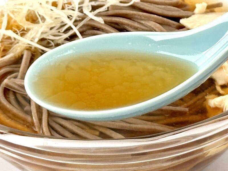 みうら食品
山形名物 冷たい肉そば／一般的なかつおだしのそばつゆとは明確に別物で、鶏の旨味とコクが濃い