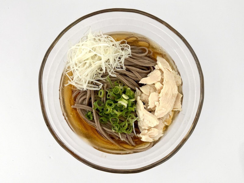 みうら食品
山形名物 冷たい肉そば／夏のカンタンちょい足しアレンジ「サラダチキン＋2種のネギ盛り」