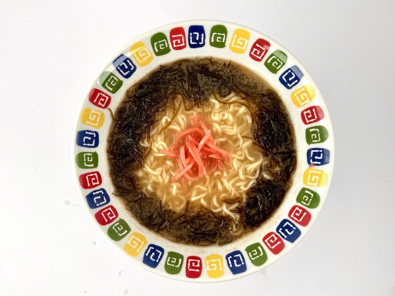 ヒガシフーズ
沖縄丸豚ラーメン／夏のカンタンちょい足しアレンジ「もずく＋紅しょうが」