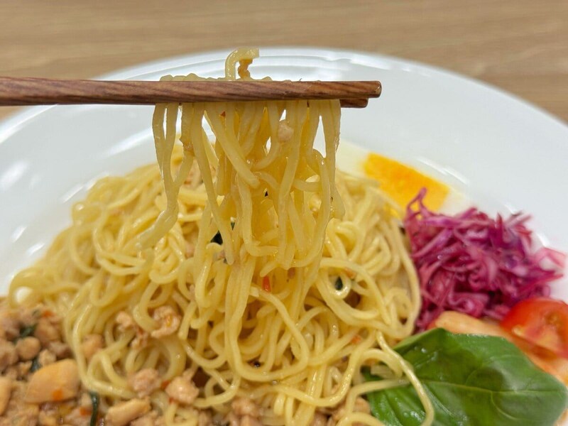 麺の冷たすぎず熱すぎない絶妙な温度感が、麺と具材の一体感を生み出している