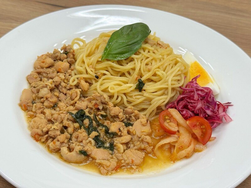 大人気のデニーズ×エリックサウス第2弾「キーマカレー＆ガパオのあいがけそば」はひと皿で二度も三度も楽しめる魅惑のスパイシーメニューだった！