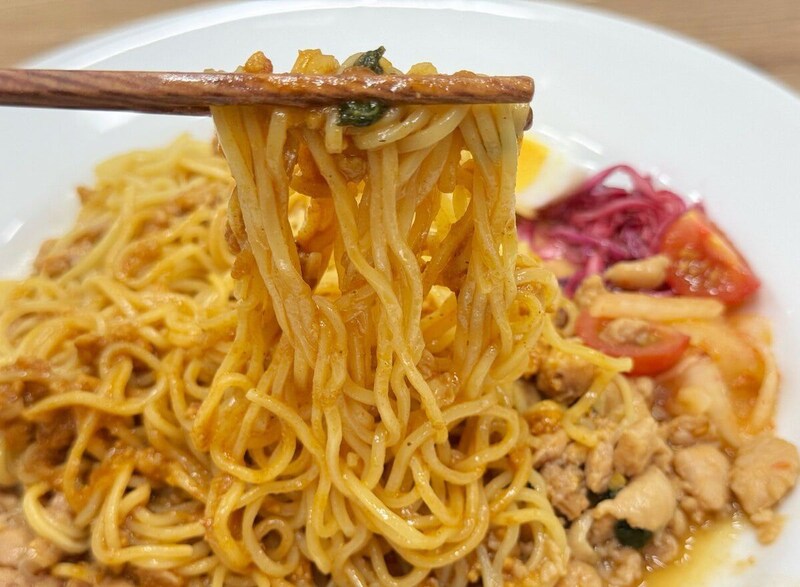 ガパオの旨味にキーマカレーの重厚なスパイスのコクが重なり合って、刺激的でありながらも奥深い、さらにやみつきになる美味しさに