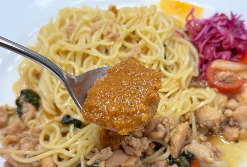 ガパオの美味しさを堪能した後は、いよいよ別添えのキーマカレーを投入！

