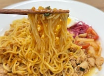 【SNSで話題】デニーズの定番ガパオがキーマカレーと合体！“1皿で3度おいしい”エリックサウス監修第2弾「あいがけそば」が本格的すぎた