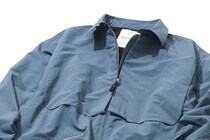 【着るバッグ】手ぶら派に朗報！アントラックの多収納ジップジャケットが便利すぎる。前を閉めたまま荷物が出せる進化したポケット配置