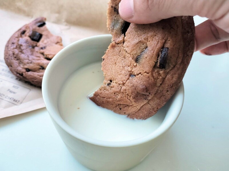 牛乳に浸して食べると味がマイルドになって、チョコミルクのような上品な味わいに！