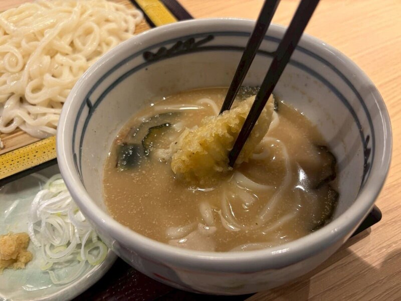 天ぷらを冷や汁つけて味わえば、コクとさっぱり感のバランスをより一層堪能できる！