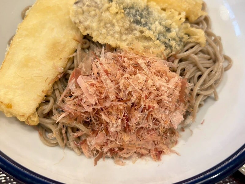 鰹節につゆが染みて、香ばしさがじゅわっと滲む