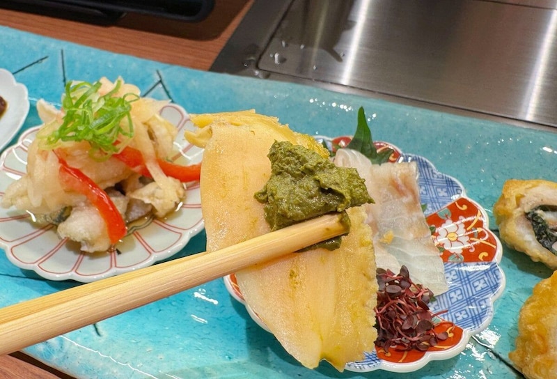 夏らしい旬の魚を使用した、お酒のアテにぴったりな豪華な一皿です