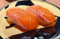 【くら寿司のプレミアム店】新幹線直送の北海道産朝〆地魚も!?「無添蔵」新宿店を実食レポ。限定メニューや至高の日本茶ペアリングも
