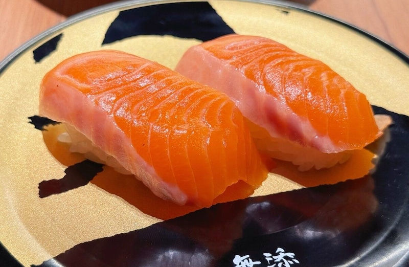 【くら寿司のプレミアム店】新幹線直送の北海道産朝〆地魚も!?「無添蔵」新宿店を実食レポ。限定メニューや至高の日本茶ペアリングも