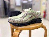 【人と被らないニューバランス】新作「1890A」を試し履き。モカシン×スネーク柄と極上の履き心地が秀逸
