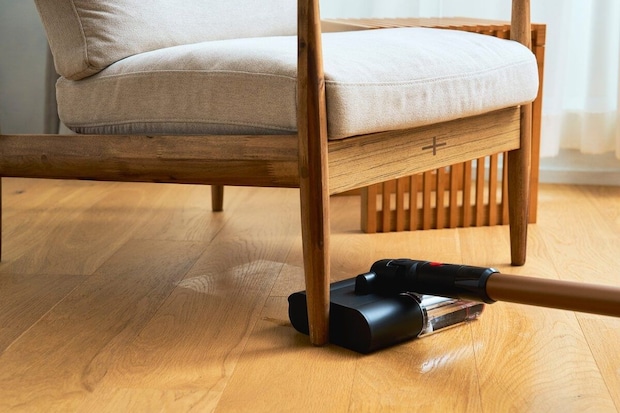 低い家具の隙間も拭ける！