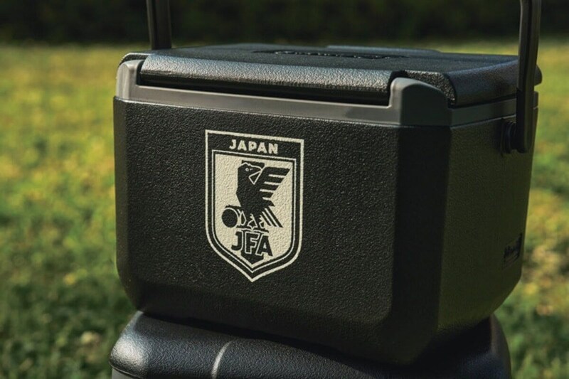 【コールマンが熱中症対策の最適解】今しか買えない日本代表限定モデルも!クールすぎるギア「ジェットブラック」を解説。夏のスポーツ応援&レジャーの強い味方