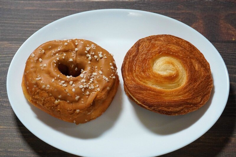 「も～っちり食感きなこドーナツ」はきなこの香りがいい。「も～っちり食感クロワッサンロール（ダブルカスタード）」はしっとり生地