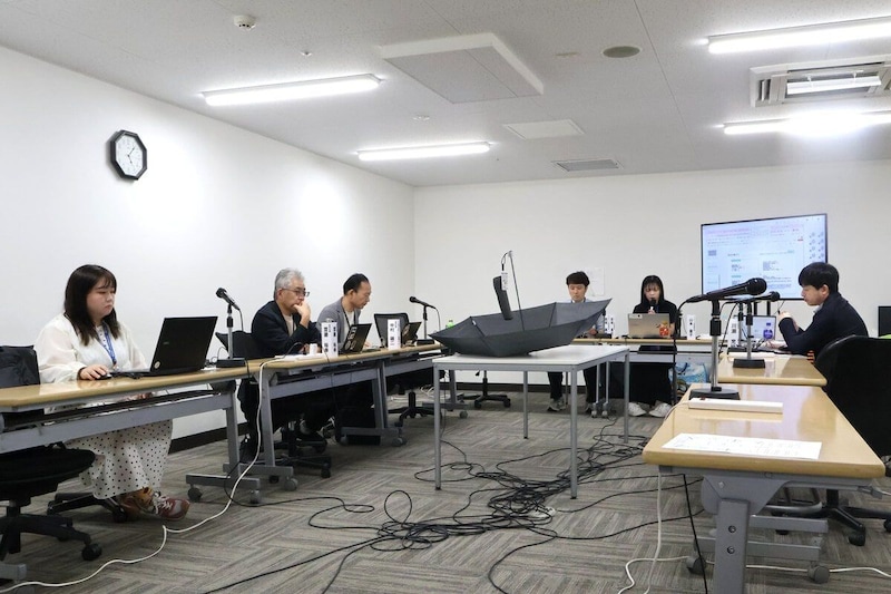 会議室中央に鎮座する傘