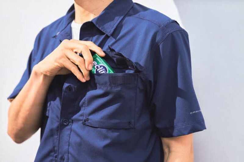 便利なフラップ付き胸ポケットを装備