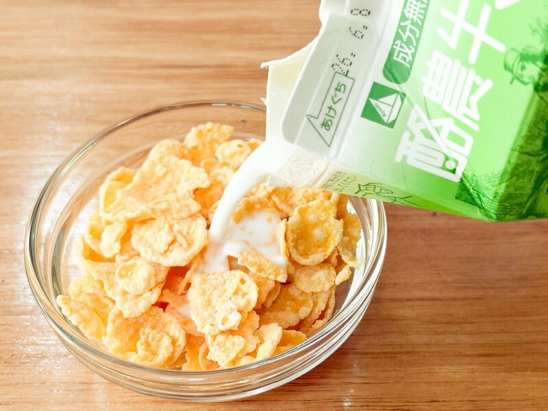 コンフレークのもっともオーソドックスな食べ方といえば、牛乳をかけるスタイル