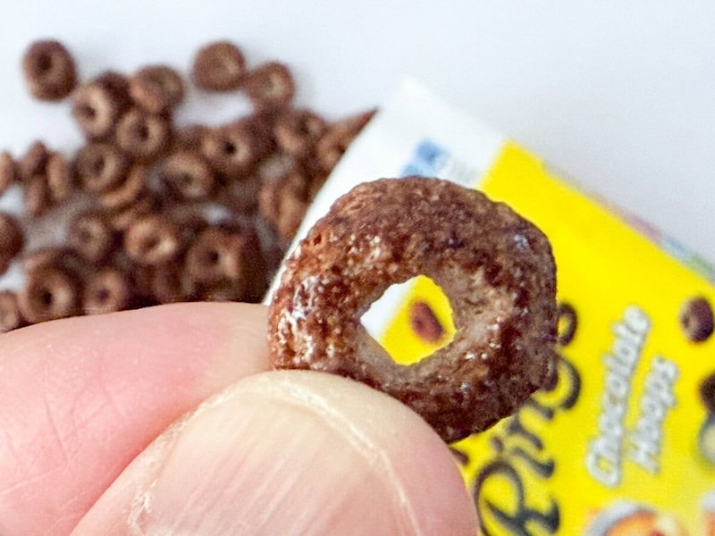 「チョコリング」は加糖ココアパウダーなどが使用されているわりに、エネルギーは100gあたり367kcalと「シュガーコーンフレーク」よりローカロリーで、なおかつ高タンパク質となっています