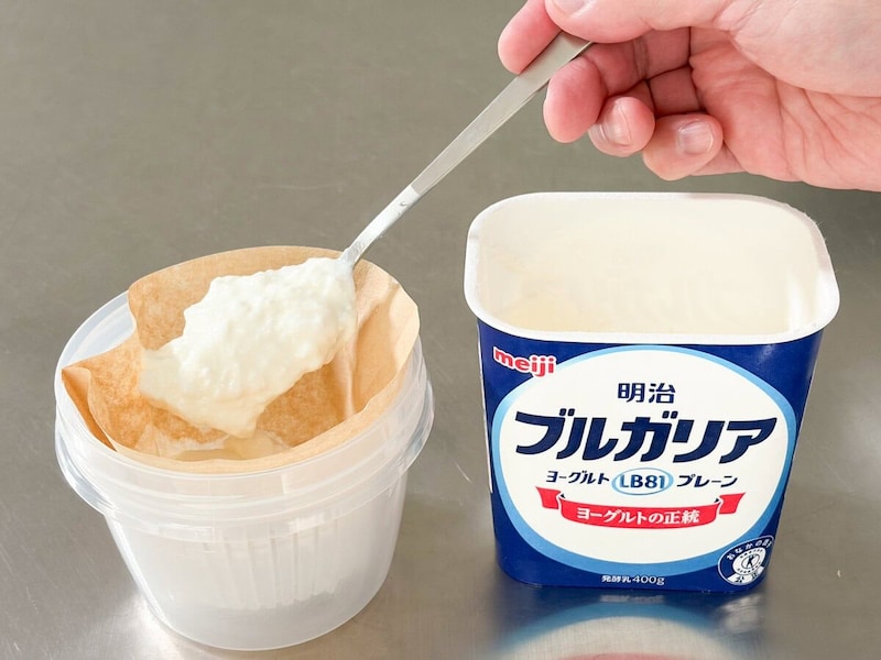 コーヒーペーパーを使い、ヨーグルトを水切りするのですが、ここに塩こうじを加えるのがポイント