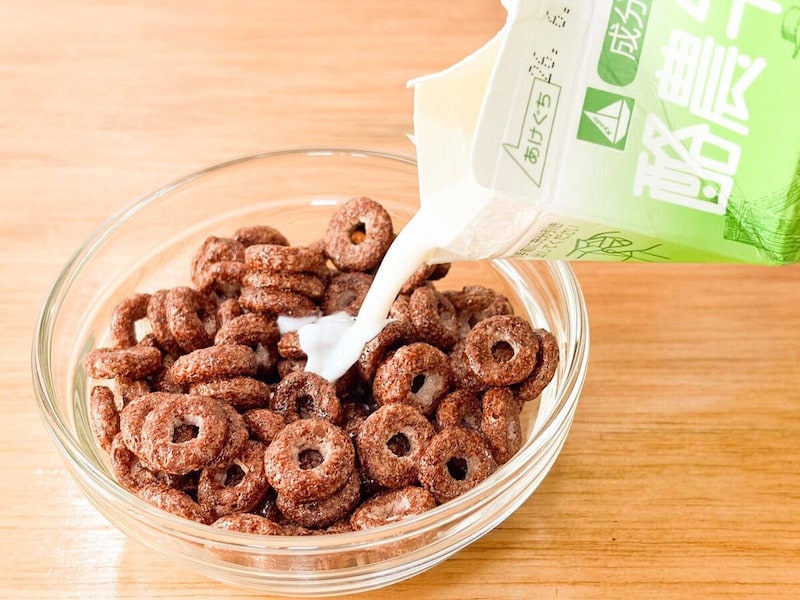 「チョコリング」は牛乳をかけても表面のココアパウダーはすぐに溶け出してきません