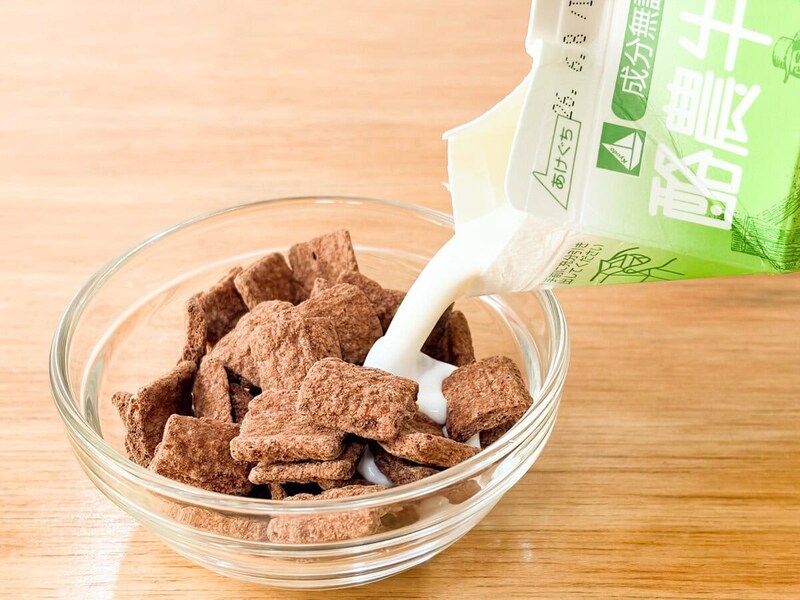 「チョコモーニ」は牛乳をかけると、すぐにココアパウダーが溶け出してくるのが目に見えてわかります