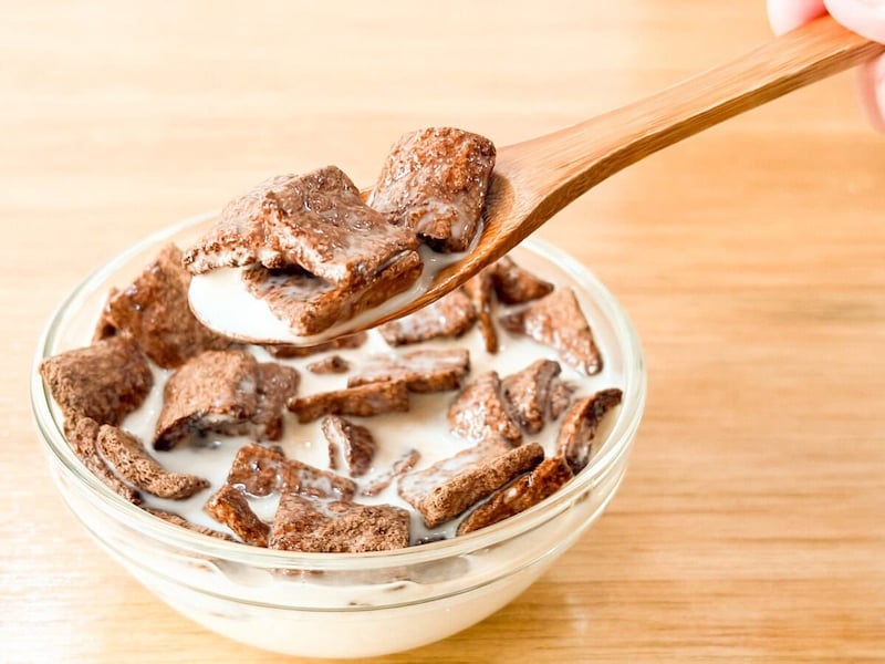 「チョコモーニ」がズブズブにやわらかくなるのを待たずに食べても、牛乳はすでにココア味