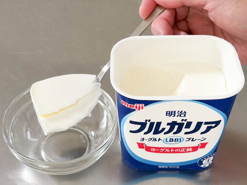 「チョコモーニ」のココアが溶け出す習性を活かすなら、ヨーグルトとの組み合わせがバツグン