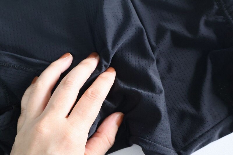 触った感じのひんやり感はそこまでないが、着用してみるととにかく蒸れない