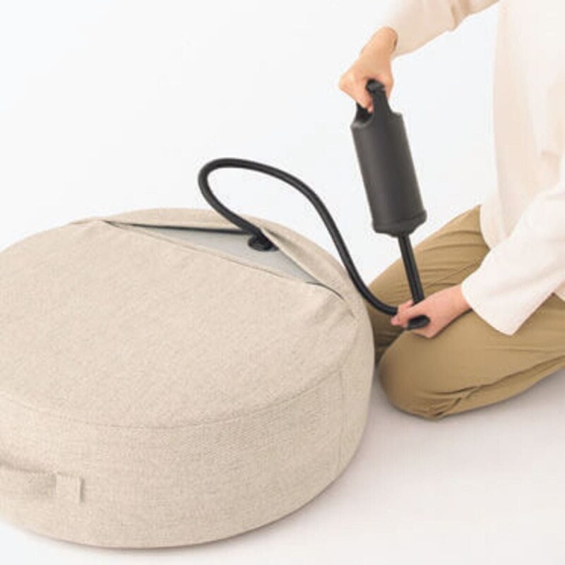 ふくらませるのは別売のエアポンプで