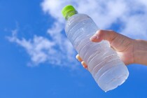 【猛暑日で注意】熱中症対策のつもりが逆効果!? 医師が警告する「水分の摂りすぎ」の危険性、スポドリの罠