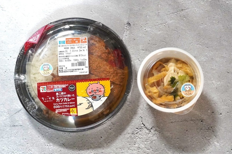 「映画ちいかわ 島二郎のスパイスの効いたカツカレー」「映画ちいかわ 島二郎の貝汁（あさり出汁）」