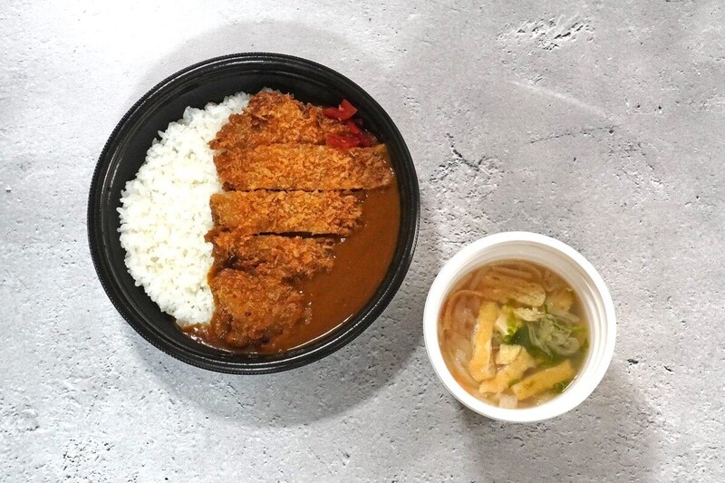 「映画ちいかわ 島二郎のスパイスの効いたカツカレー」「映画ちいかわ 島二郎の貝汁（あさり出汁）」