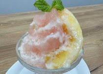 【SNSで大バズ“まっぷたつ？”パフェ】夏のデニーズは今年も「桃尽くし」！まるごと1個使用の極上サンデーほか、至福のスイーツ3品を徹底レポート