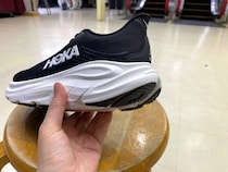 【極上クッションが進化】ランにも街にも効く！3ワイズ展開がアツいHOKA「CLIFTON 11」をエディターが試し履き