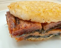 【5,800円のモス】「誰が買うの!?」で話題沸騰中！1箱に国産鰻を“丸ごと1尾分”使用した「モス史上最高級バーガー」を実食レポート