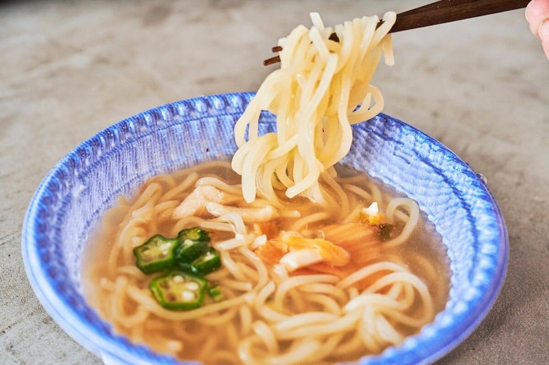 牛骨エキスのさっぱりとした旨みが冷たいスープと相性よし！ キムチの酸味が麺に移り、食べるほどに食欲が増す！